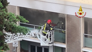 Ancona - Appartamento a fuoco, le fiamme avvolgono la cucina